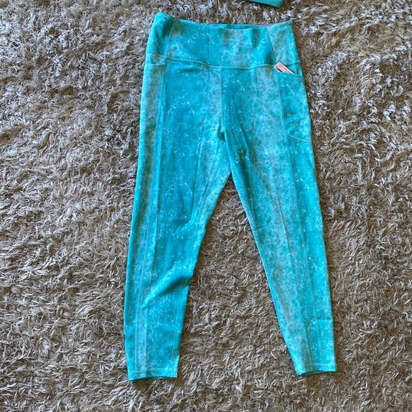 Victoria Secret On Point Set. 34D top, SZ 14 leggings. BNWT - Picture 2 of 4